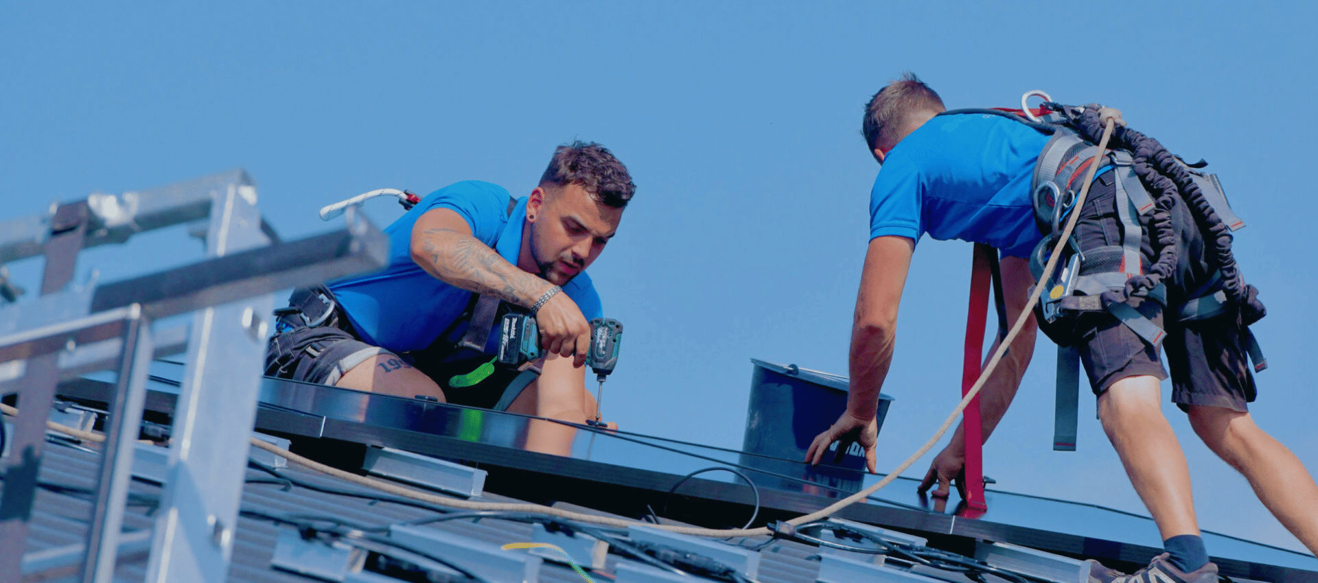 mannen die zonnepanelen leggen in deventer en omstreken